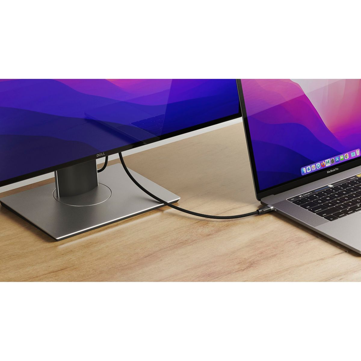 Un laptop collegato a un monitor con un cavo. Il monitor mostra un'immagine.