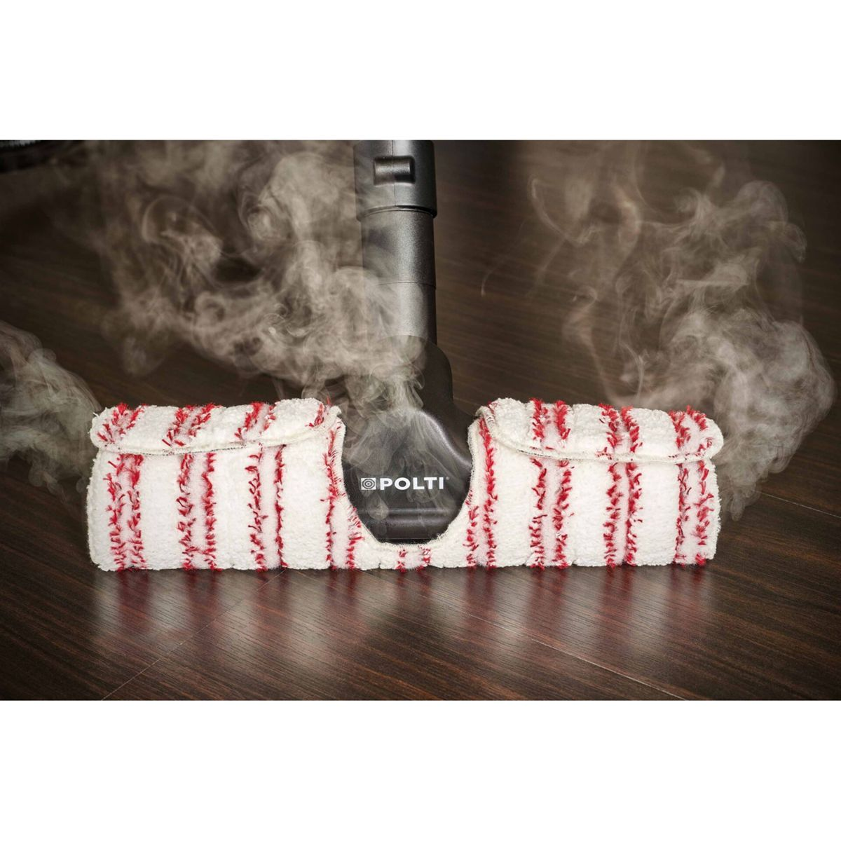 Głowica parownicy na drewnianej podłodze, z unoszącą się parą.