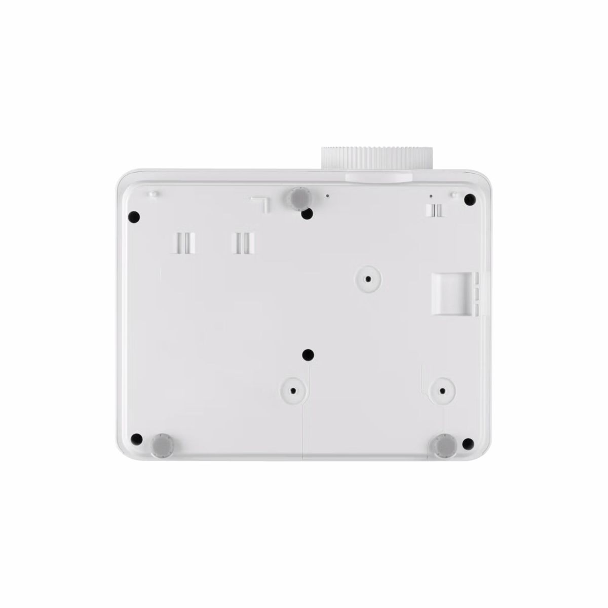 Spód białego projektora. Ma małe nóżki i kilka śrub oraz obiektyw.