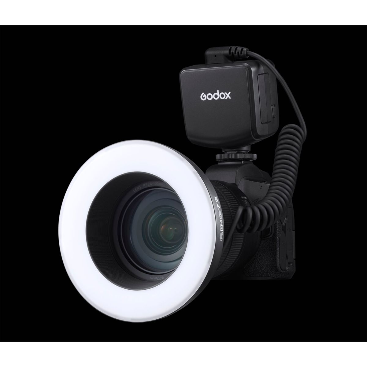 Fotocamera con anello luminoso. L'anello luminoso è bianco e circonda l'obiettivo. Sfondo nero.
