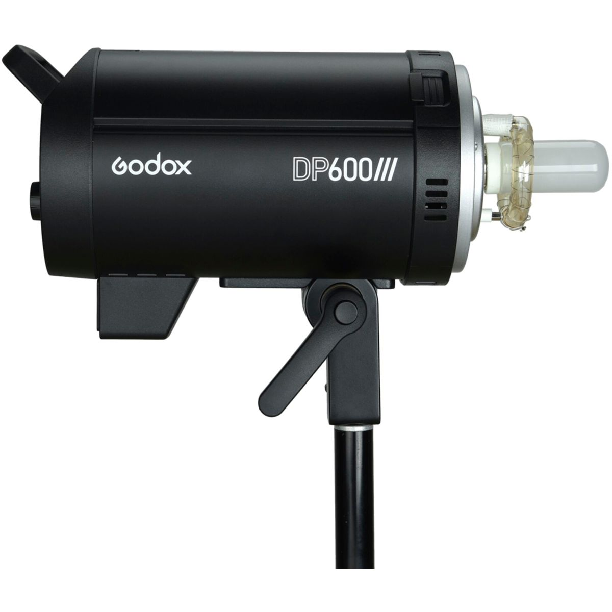Flash de studio Godox DP600III noir sur un pied. A une poignée et une ampoule. Fond blanc.