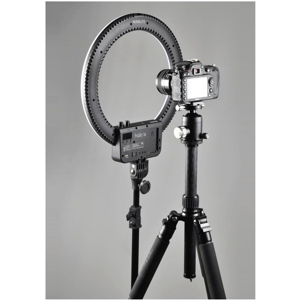 Una fotocamera su un treppiede con una luce ad anello e una centralina. L'impostazione è per la fotografia.