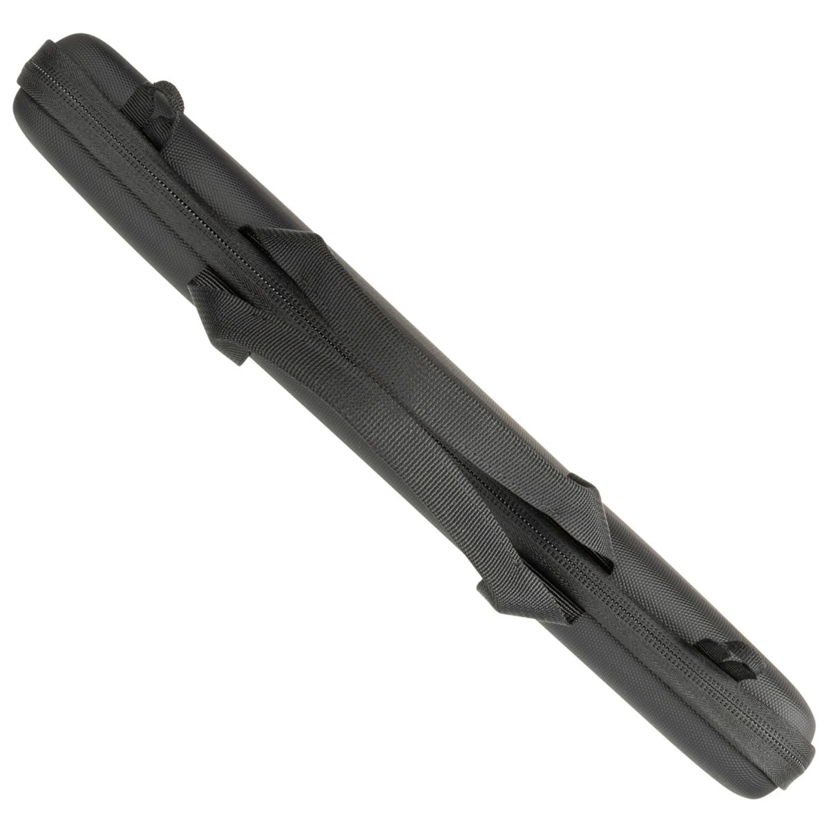 Czarny futerał na aparat, zapinany na zamek błyskawiczny i zamknięty, na białym tle. Jest długi i prostokątny.