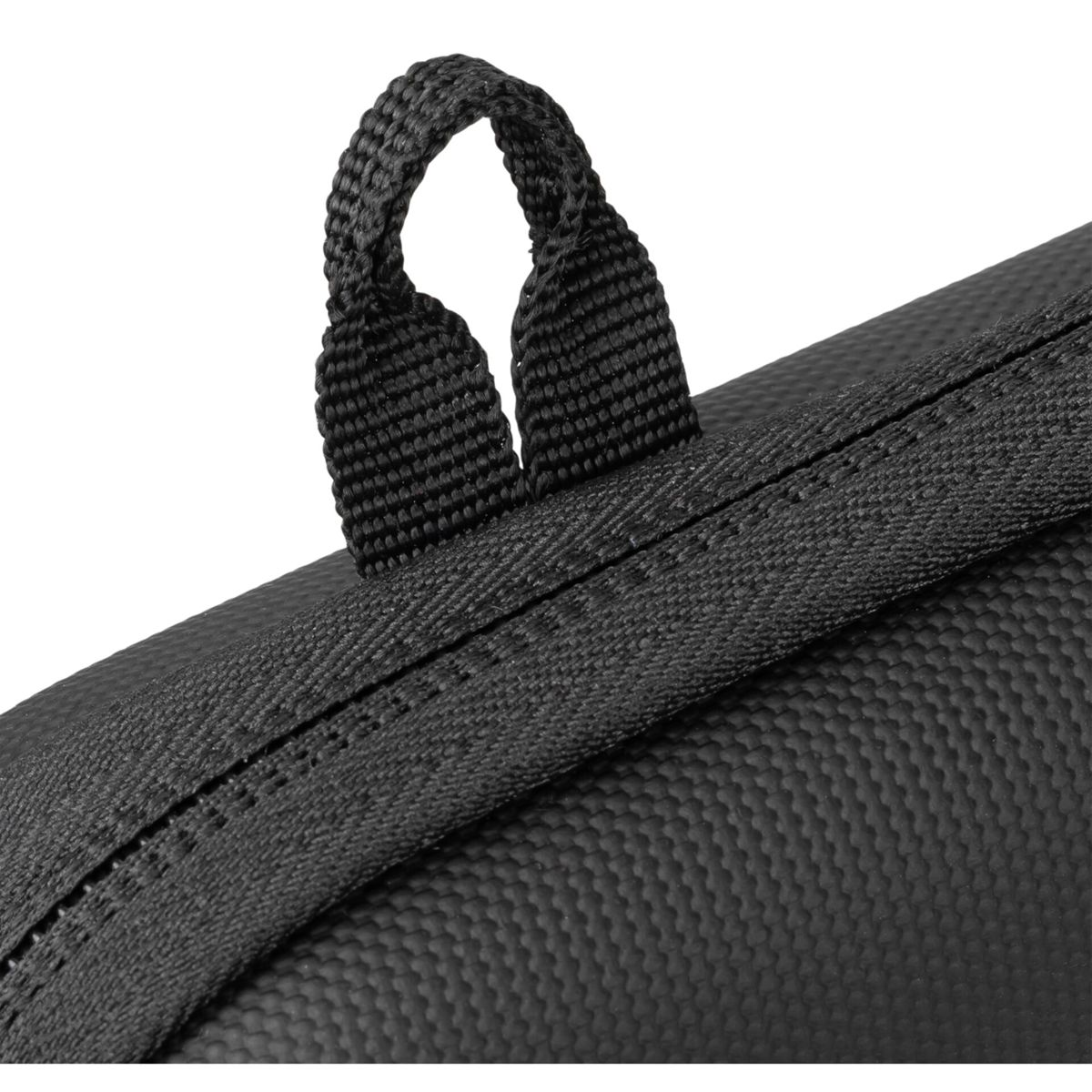 Czarna torba z tkaniny z czarną rączką. Rączka wykonana jest z tkanego materiału. Czarne tło.