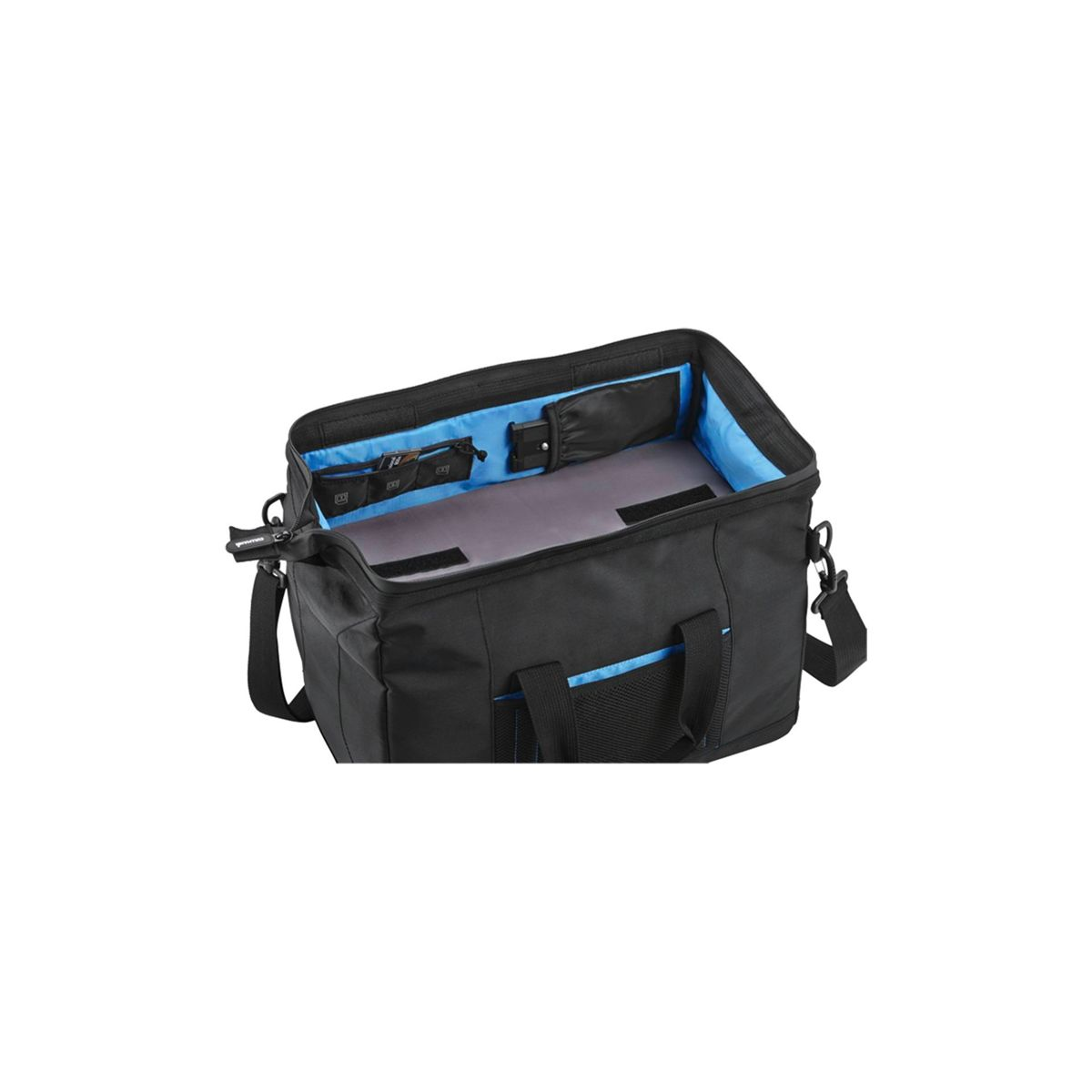 Eine offene schwarze Tasche mit blauem Innenraum. Ein Laptop und andere Gegenstände sind sichtbar.
