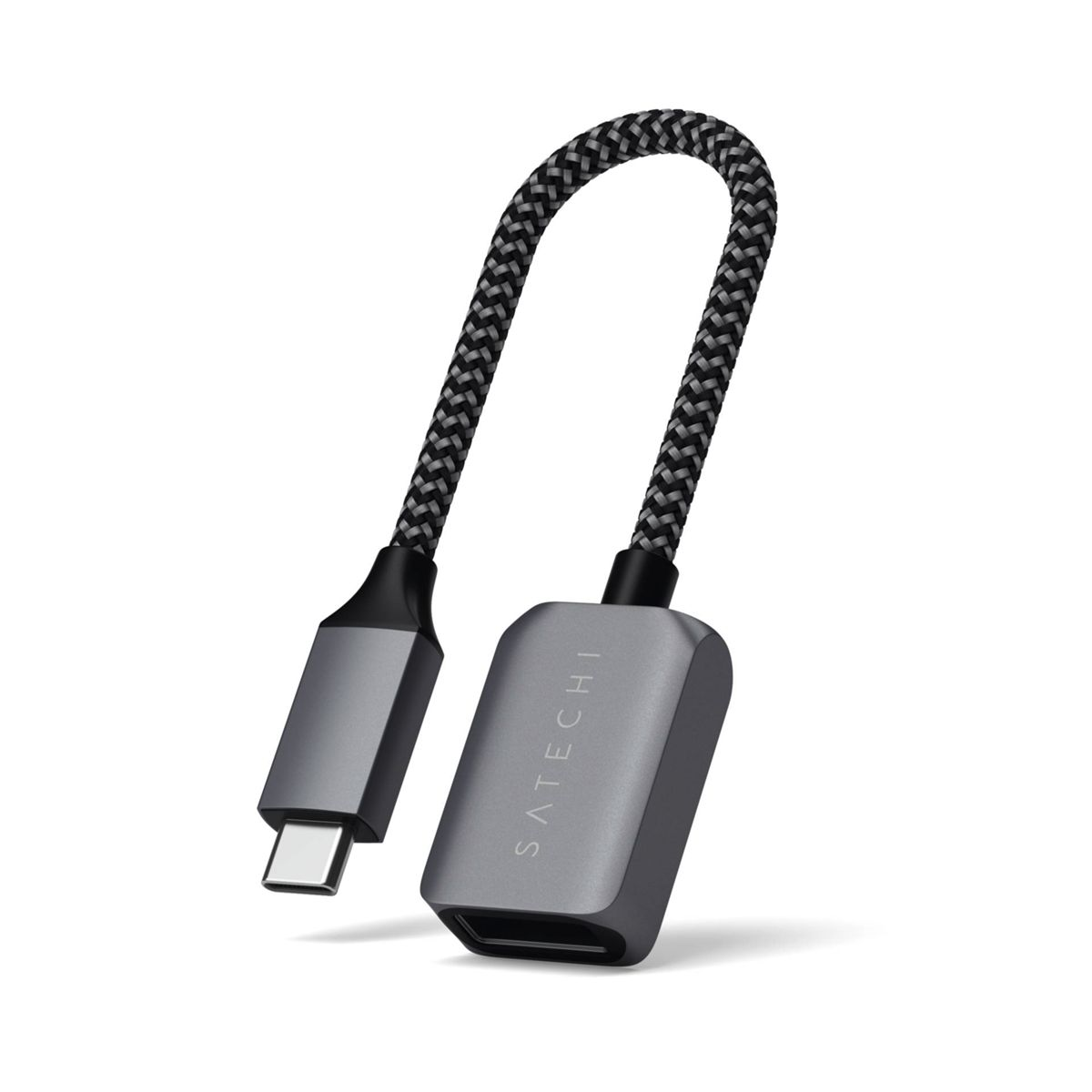 Ein grauer USB-C-zu-USB-Adapter mit geflochtenem Kabel, isoliert auf Weiß. Das Kabel ist gebogen.