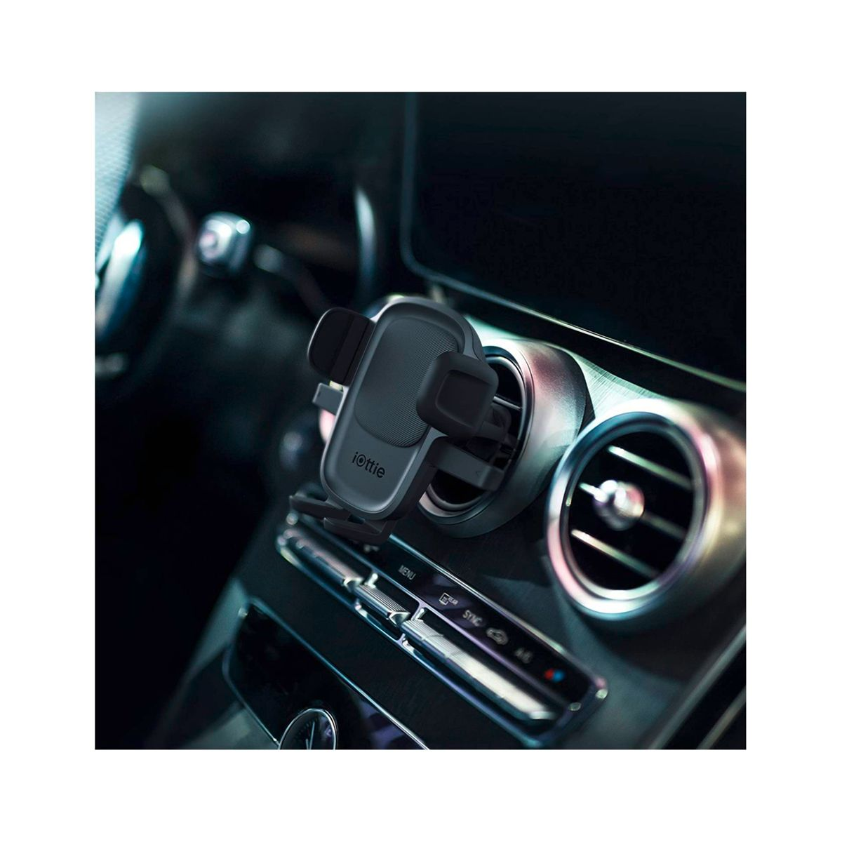Ein Autotelefonhalter, der in der Lüftung eines Autos installiert ist. Der Halter hält ein Telefon, und der Innenraum des Autos ist sichtbar.