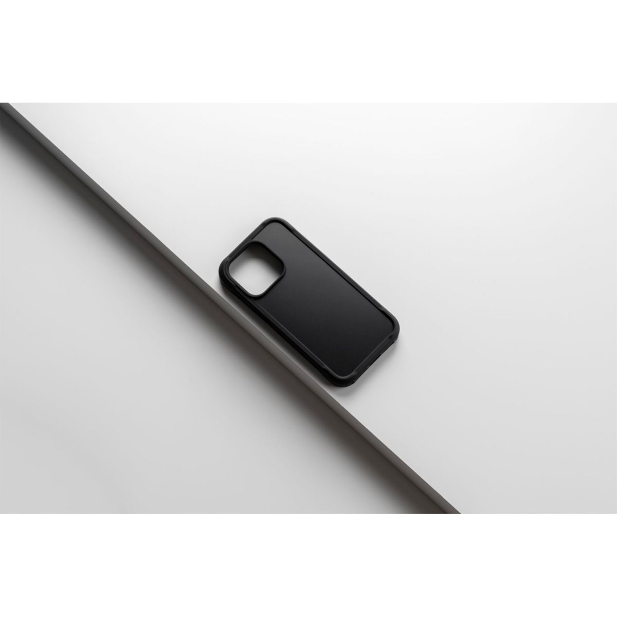 Eine schwarze Handyhülle ist auf einer weißen Oberfläche angewinkelt. Die Hülle ist für ein iPhone.
