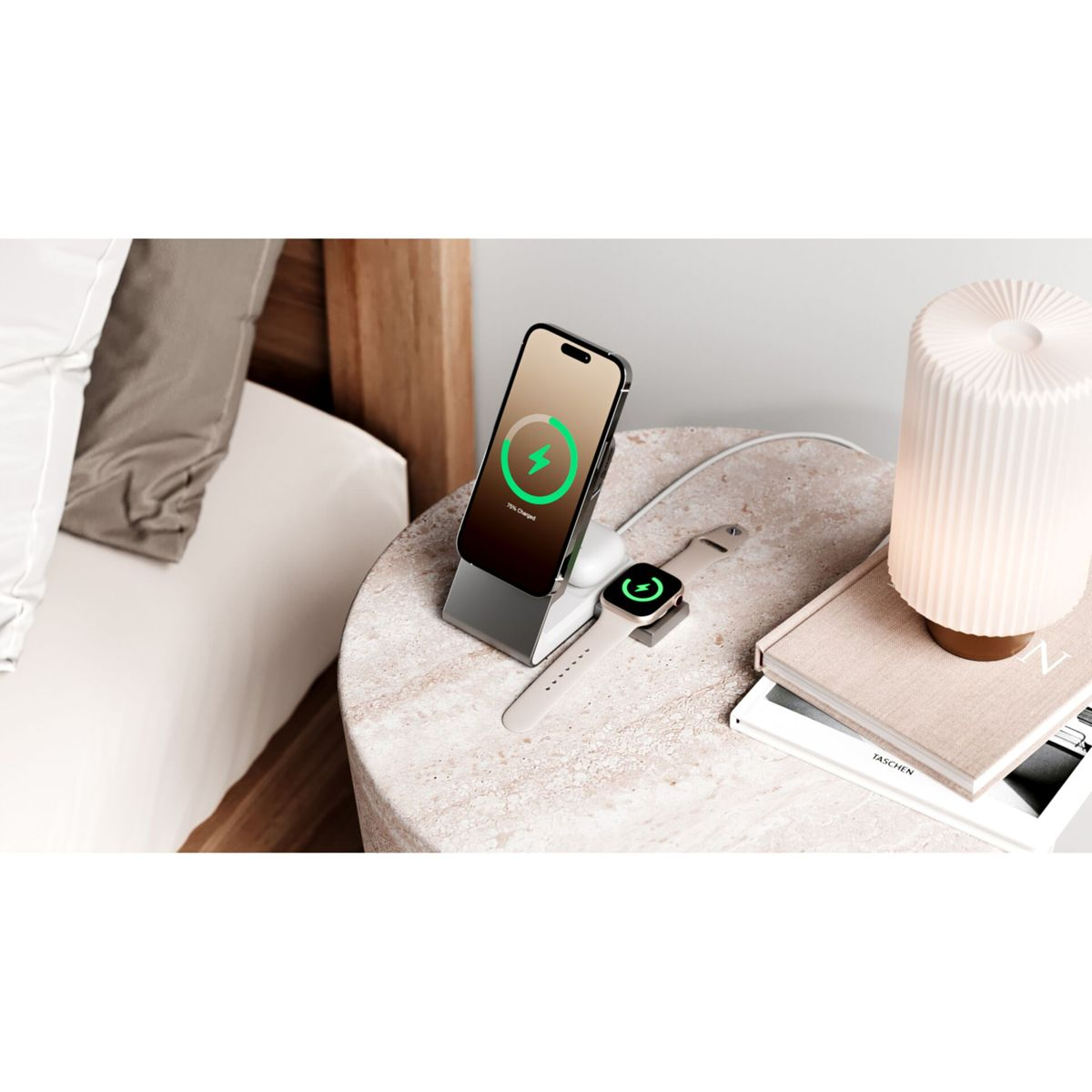Ein Telefon und eine Smartwatch laden auf einem Nachttisch mit einer Lampe. Das Telefon zeigt das Laden an.