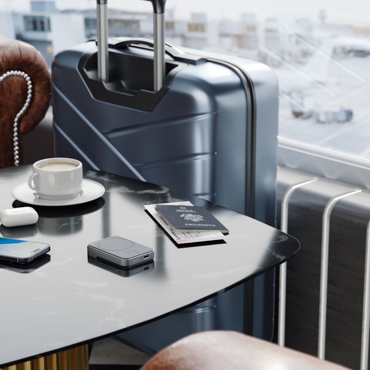 Tisch mit Koffer, Kaffee, Reisepass, Telefon und Airpods. Flughafen im Hintergrund.