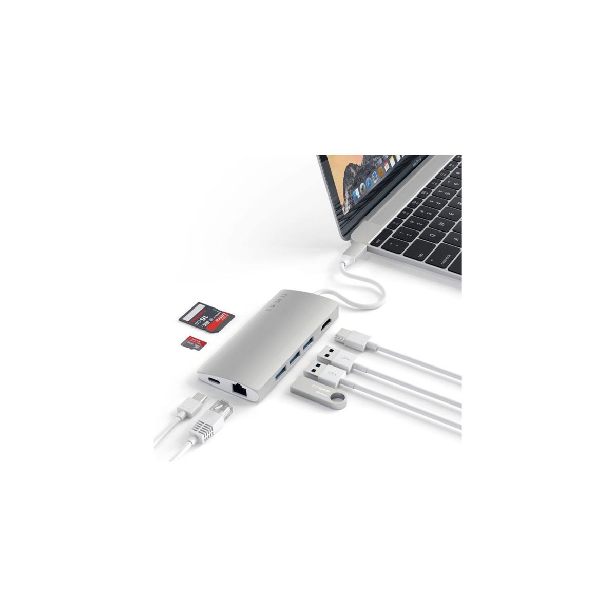 Een laptop is verbonden met een zilveren hub, met SD-kaart en USB-apparaten. Alles op een witte achtergrond.