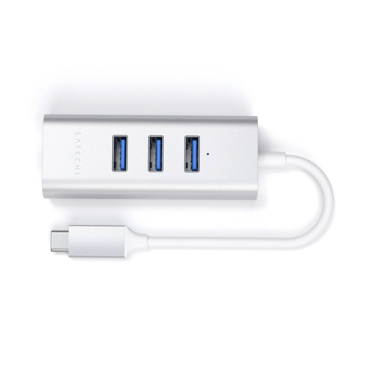 Hub USB-C argentato con tre porte USB. Un cavo bianco è collegato al connettore USB-C.
