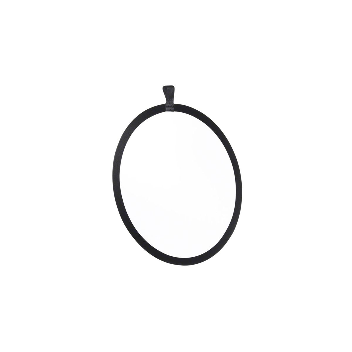 Schwarzer Ring mit kleiner Lasche oben, vor weißem Hintergrund.