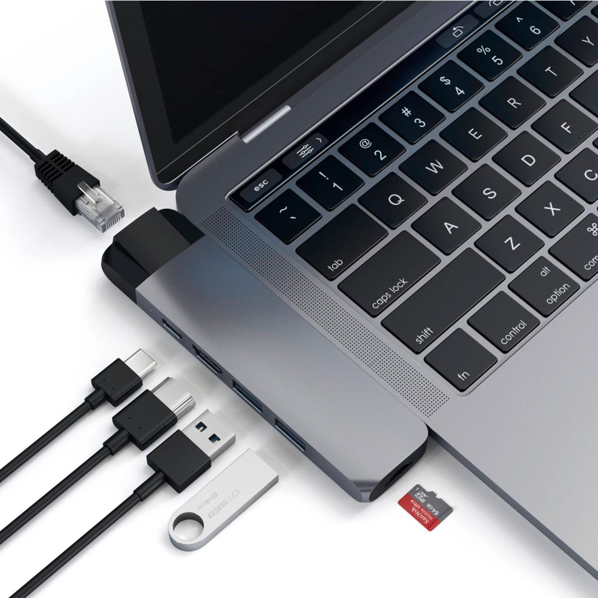 Laptop met aangesloten USB-hub, SD-kaart en kabels.