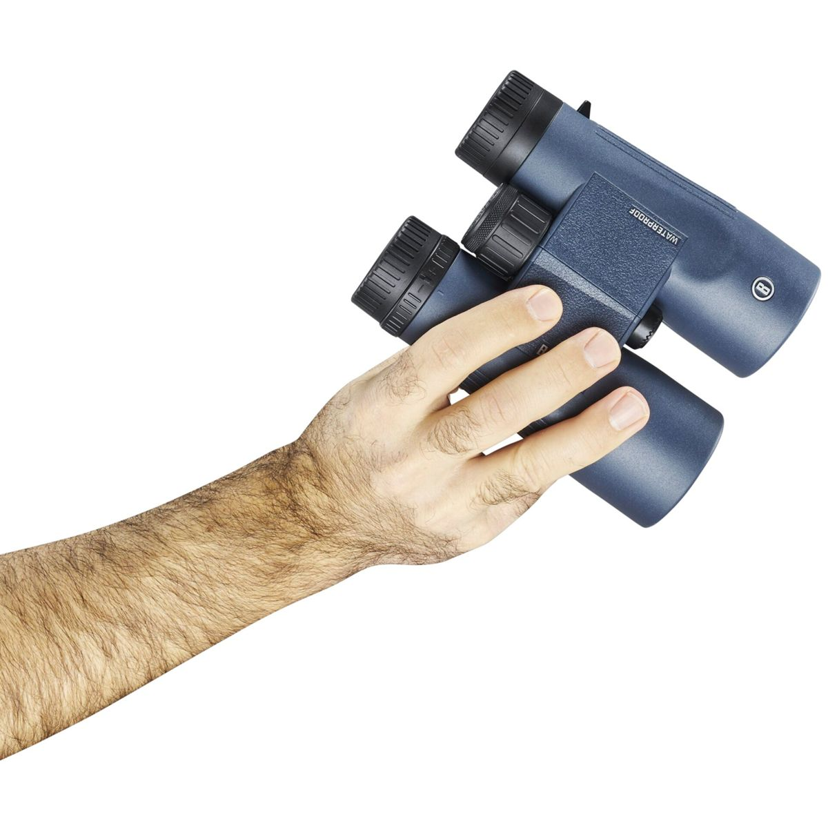 Mano che tiene un binocolo blu, sfondo bianco, testo IMPERMEABILE.