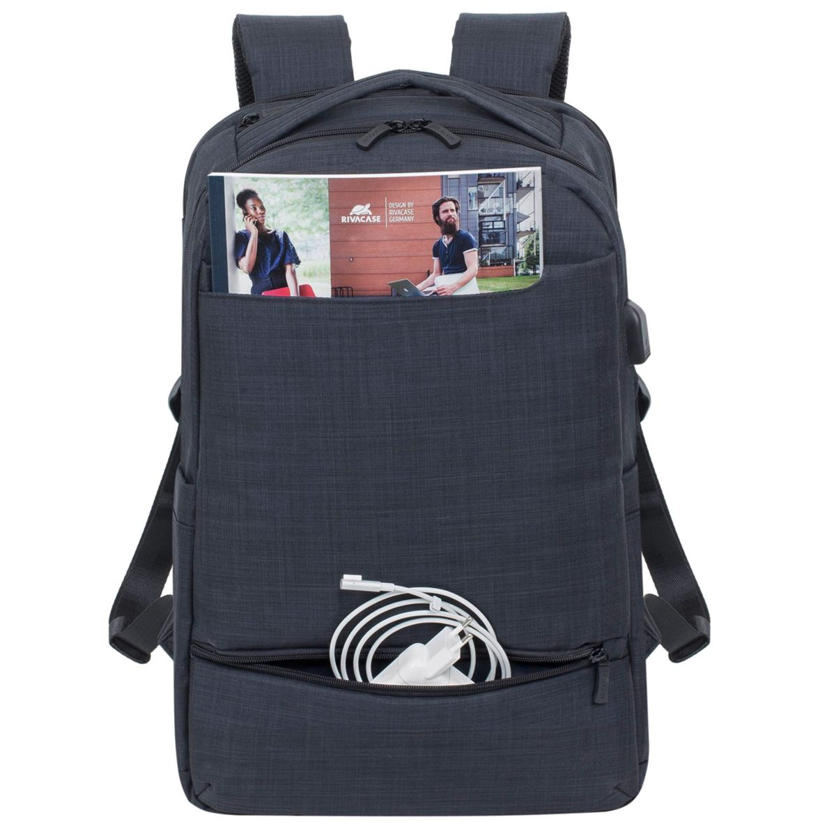 Rucksack mit Zeitschrift in der Vordertasche und Ladekabel.