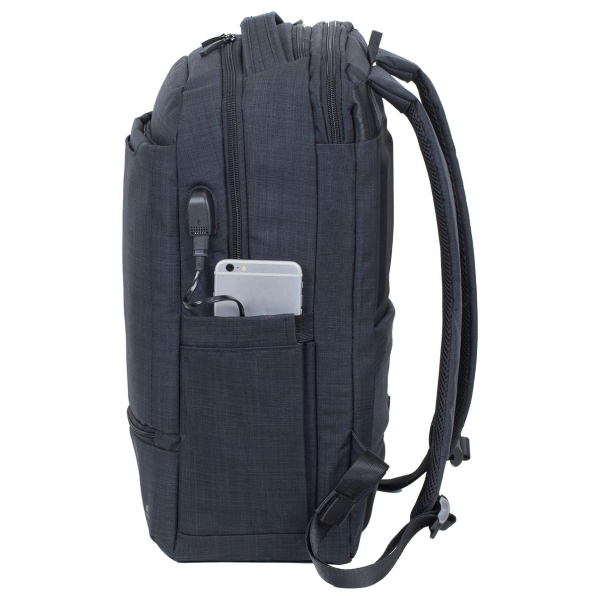 Schwarzer Rucksack, Seitenansicht, mit Telefon in Tasche und Ladegerät.