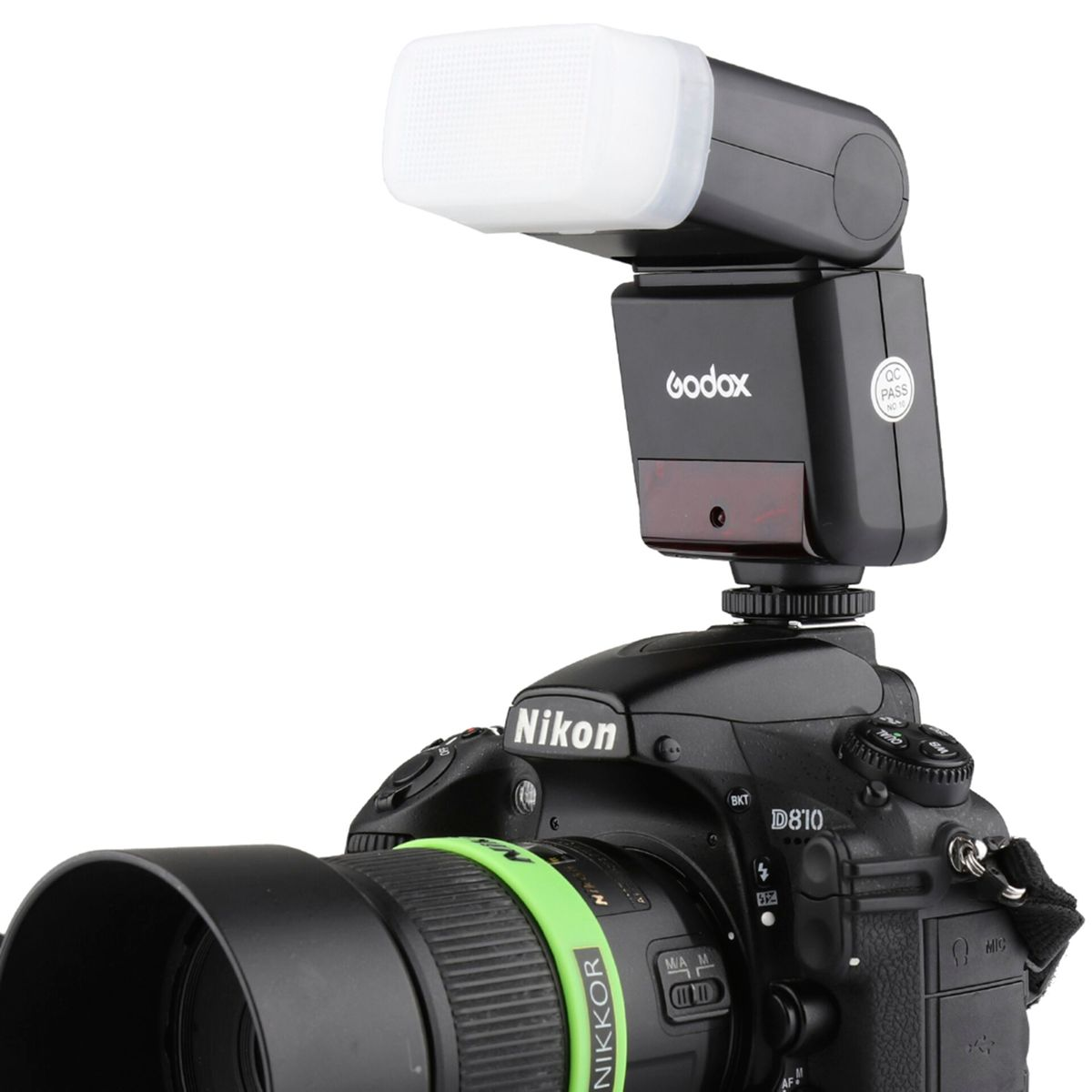 Czarna lampa błyskowa zamontowana na czarnym aparacie Nikon.