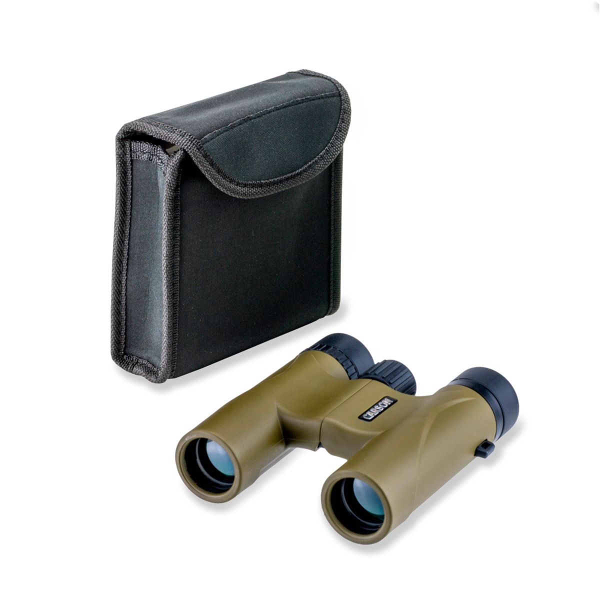 Zielona lornetka z czarnym etui na białym tle. Lornetka ma etykietę Carson.