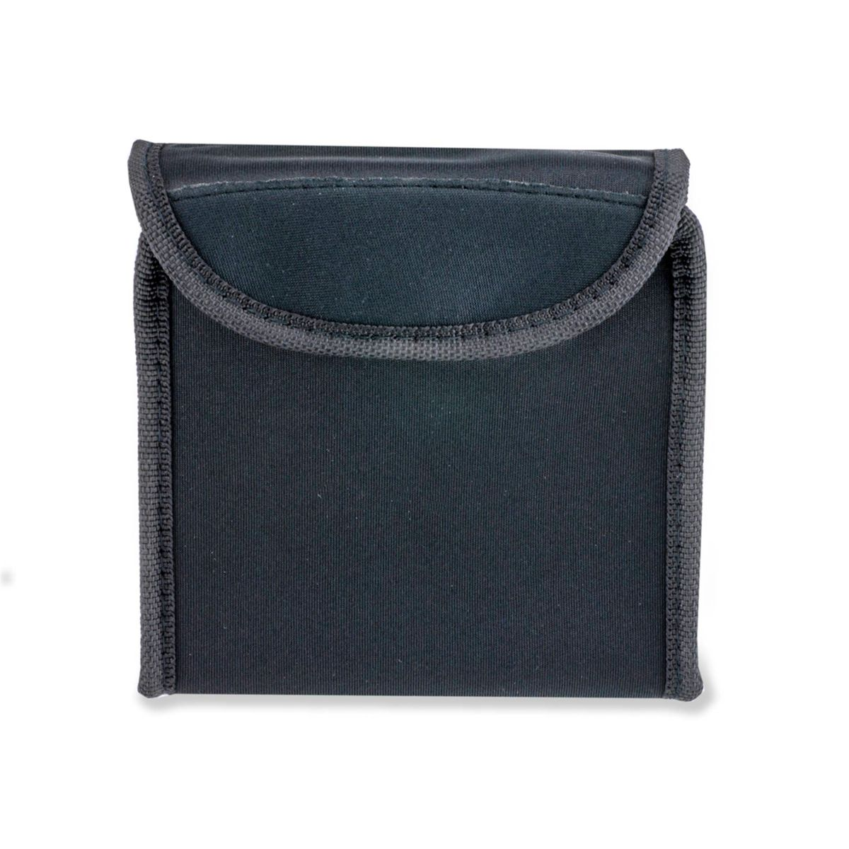 Małe czarne etui z zakrzywionym wierzchem.