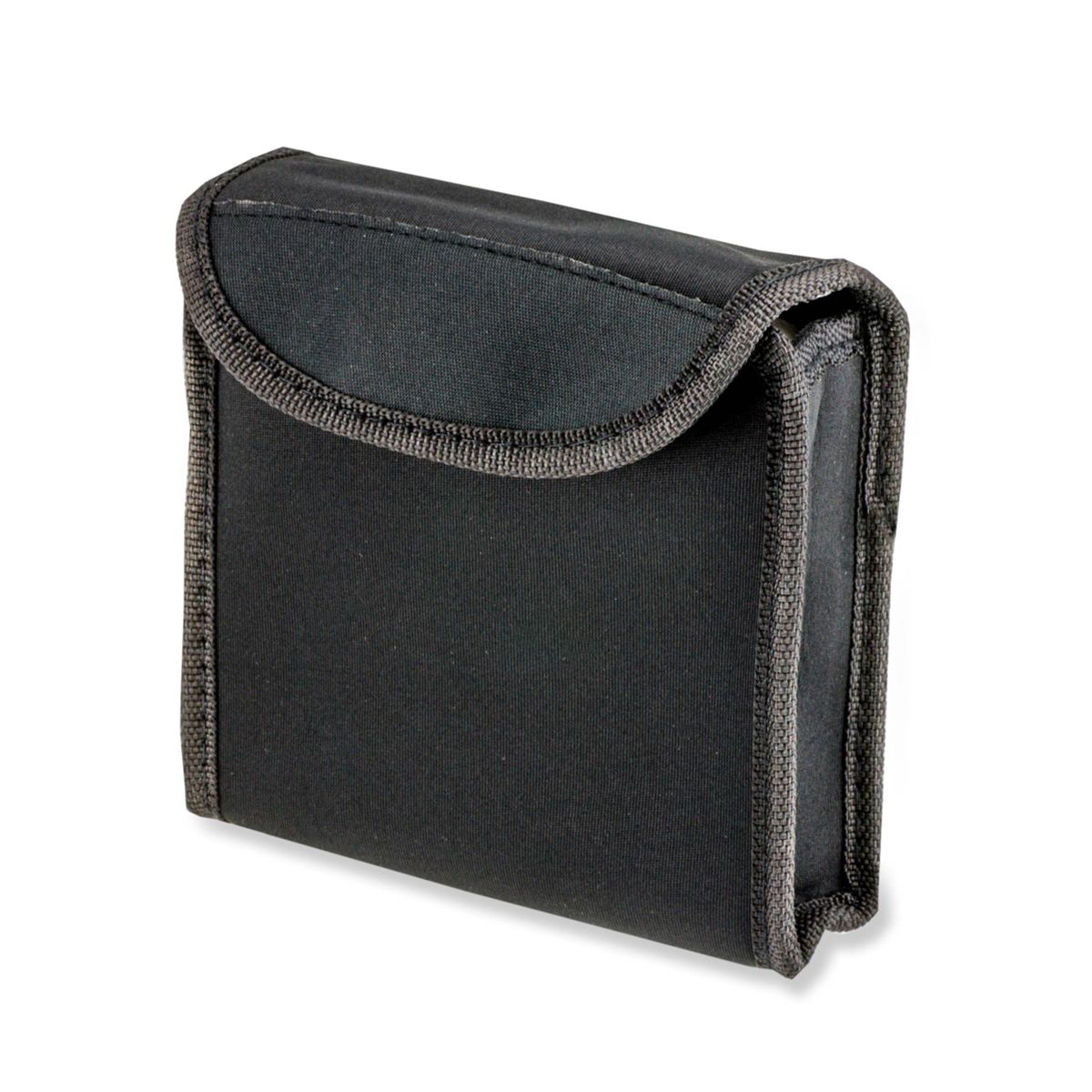 Czarne etui z zakrzywionym wierzchem i szytą krawędzią na białym tle.