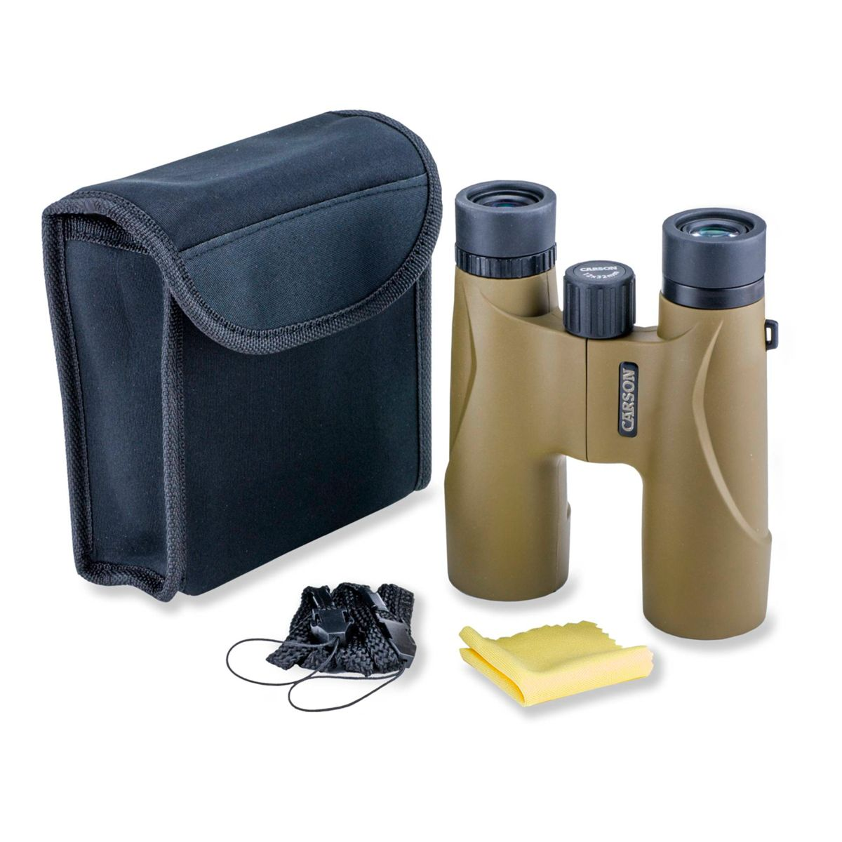 Zielona lornetka, etui, ściereczka i pasek na białym tle. Lornetka ma etykietę Carson.