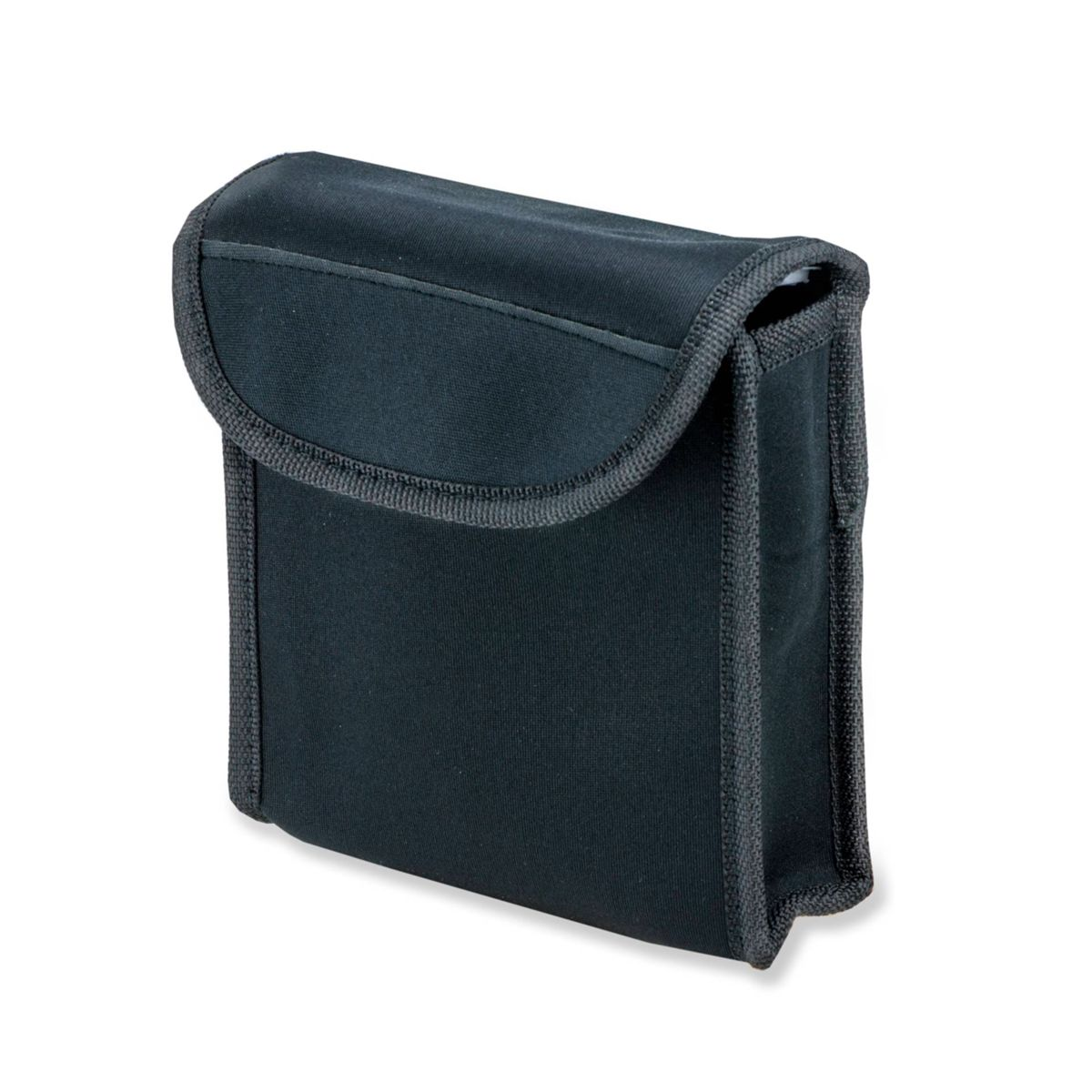 Czarna torba na aparat z klapką i zaokrągloną górą. Jest na białym tle.