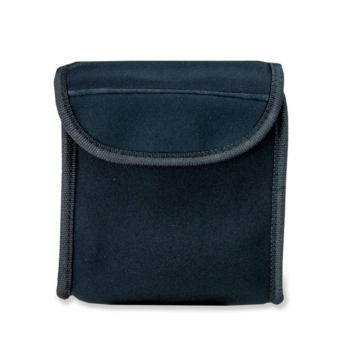 Czarne etui z zakrzywionym wierzchem i szytą krawędzią. Na białym tle.