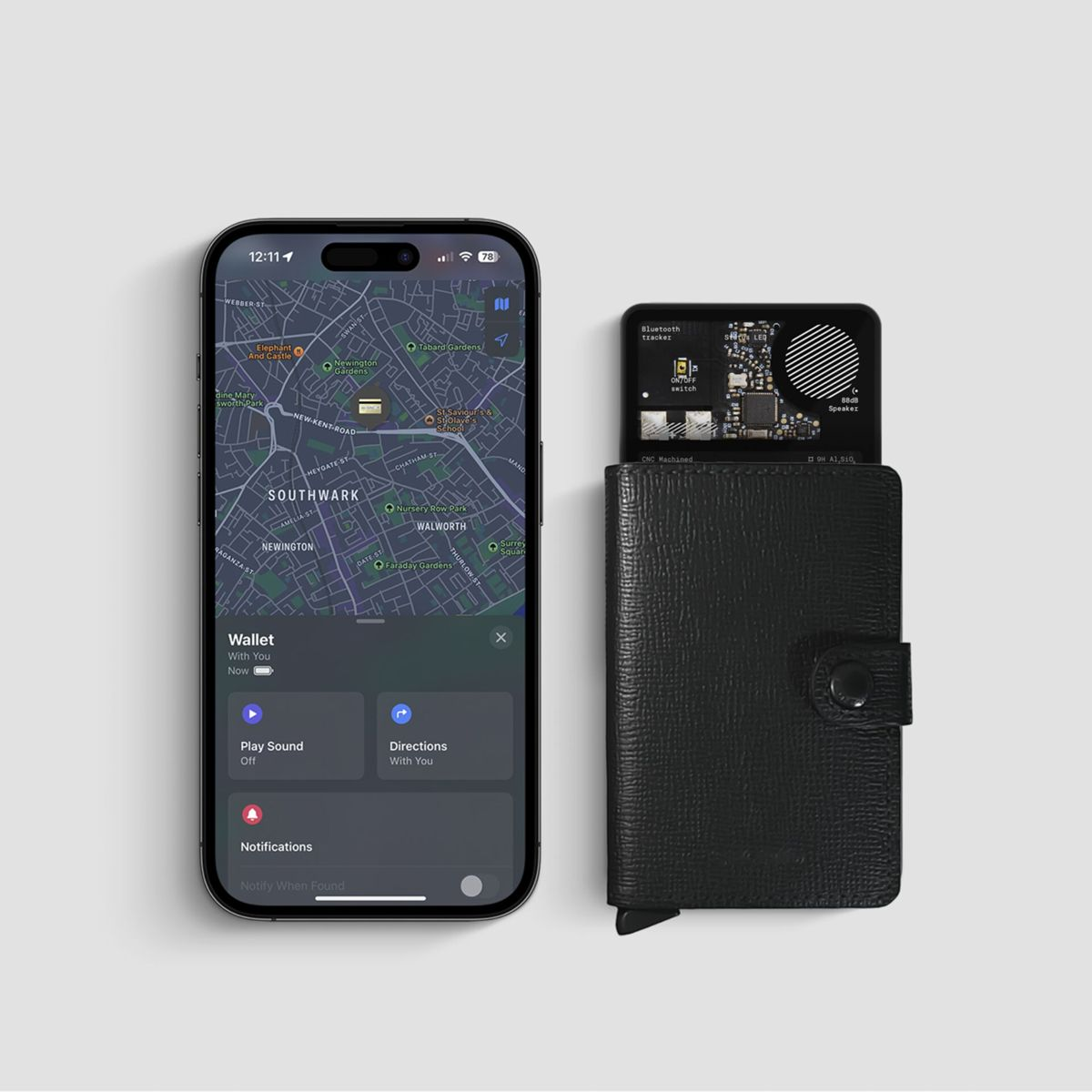 iPhone en portemonnee met een kaart. Een kaart wordt weergegeven op het telefoonscherm.