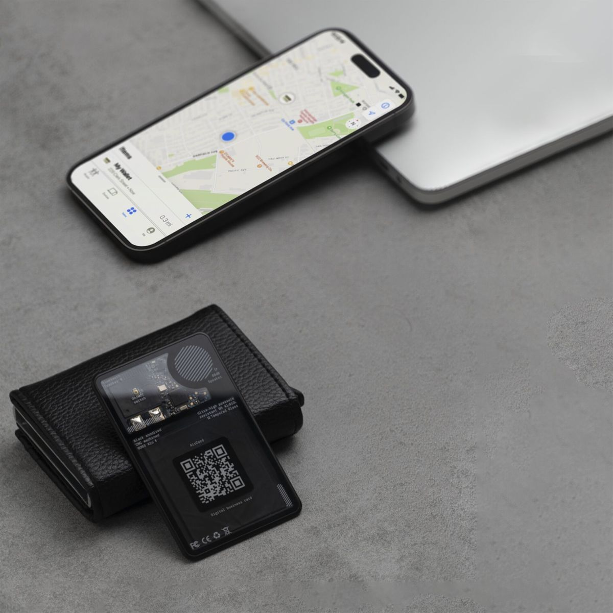iPhone, portemonnee en kaart op een oppervlak. Een kaart wordt weergegeven op het telefoonscherm.