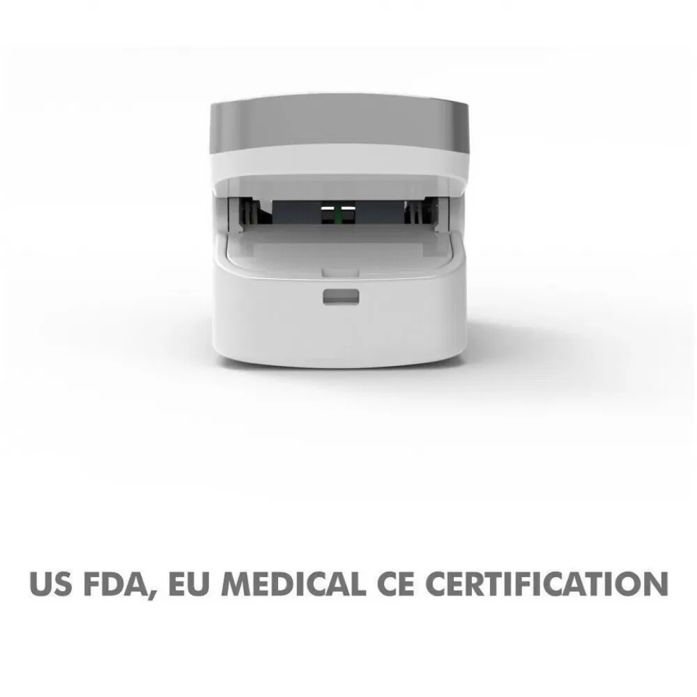 Ein medizinisches Gerät, weiß mit grauem Oberteil, vor weißem Hintergrund. Text: US FDA, EU MEDICAL CE CERTIFICATION.