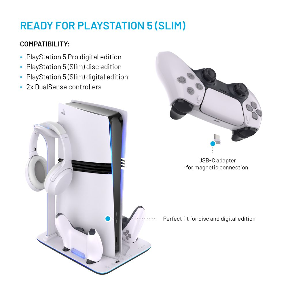 Console PS5 bianca con supporto, controller e cuffie. Il supporto ha una luce blu.