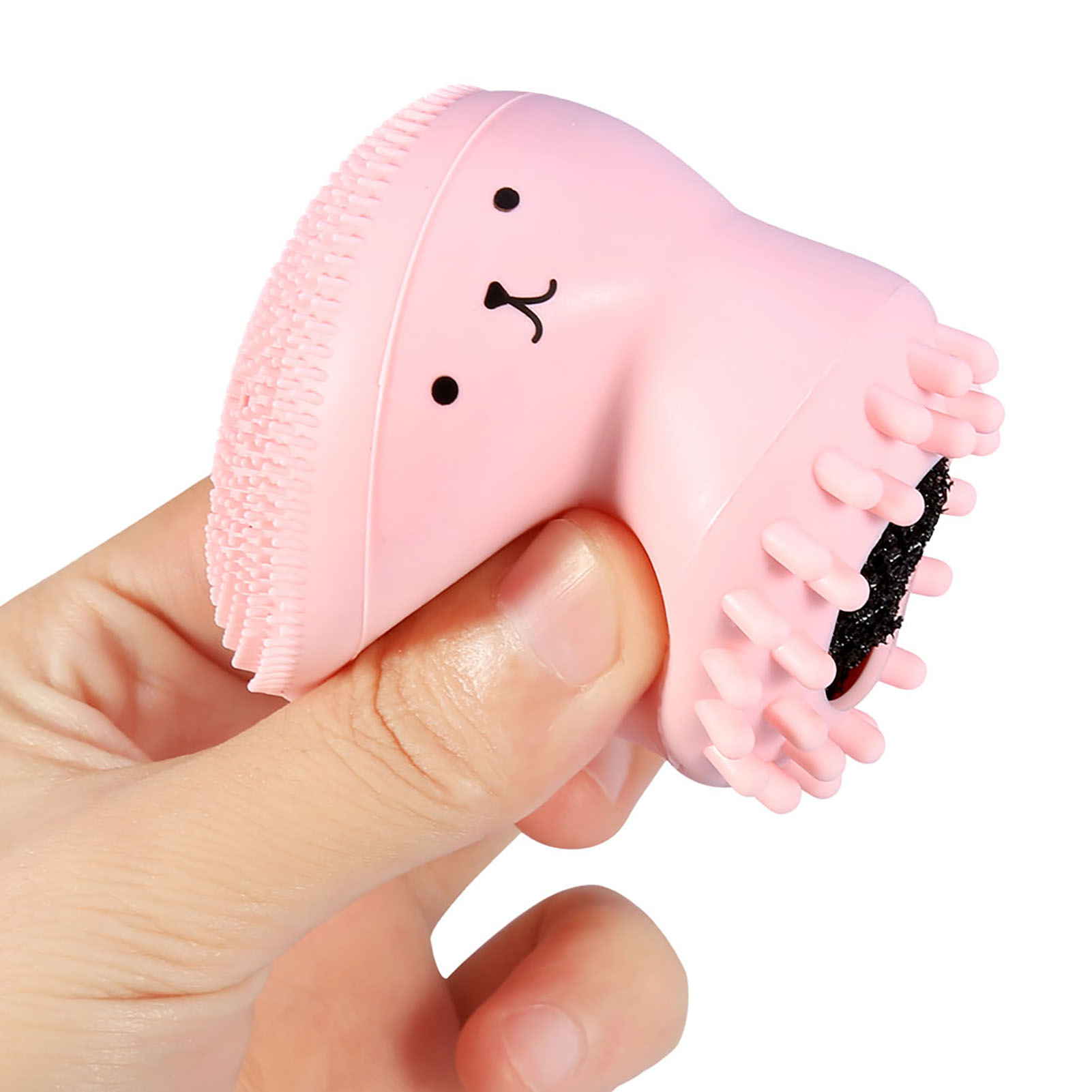 Eine Hand, die eine rosa, oktopusförmige Gesichtsreinigungsbürste mit schwarzem Zentrum hält.