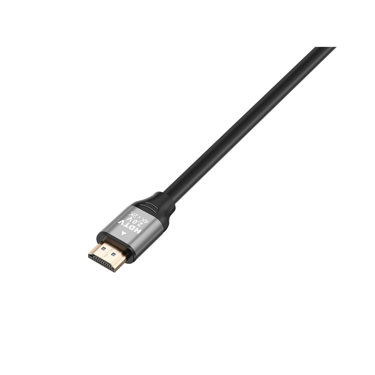 Ein schwarzes HDMI-Kabel mit silbernem Stecker. Das Kabel ist auf weißem Hintergrund abgewinkelt.