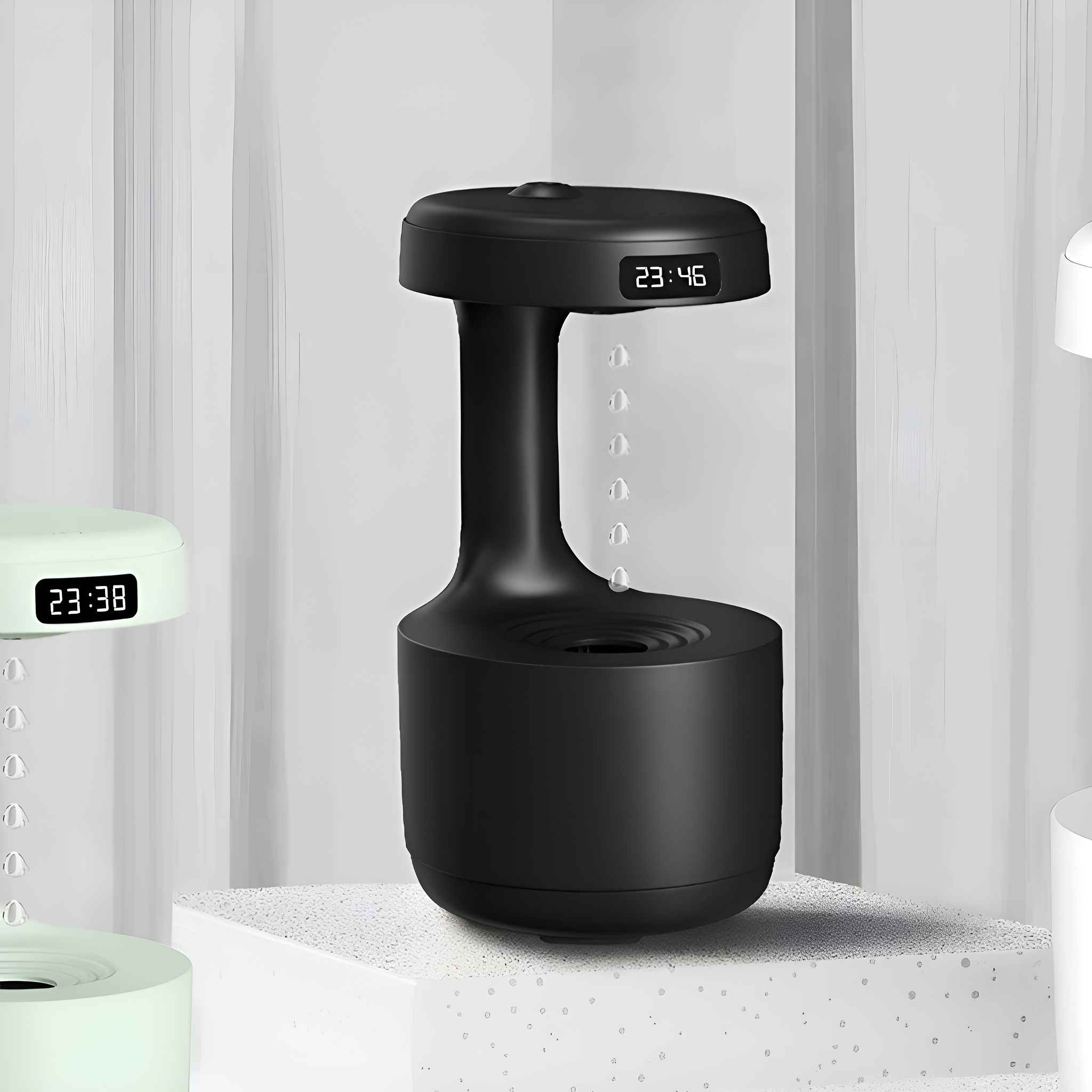 Schwarzer Luftbefeuchter mit Digitaluhr, die 23:46 anzeigt, und simulierten Wassertropfen.