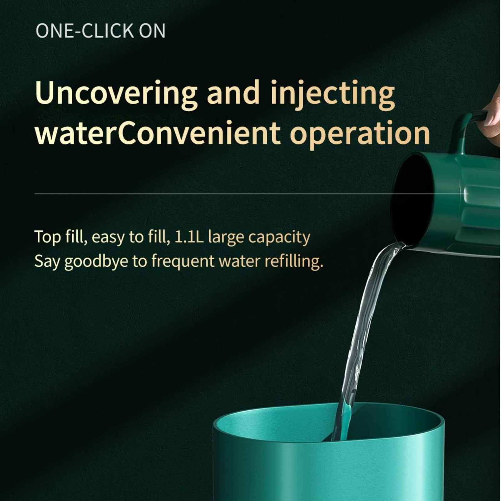 Wasser wird aus einem grünen Krug in einen tealfarbenen Behälter gegossen. Text: 'Wasser aufdecken und injizieren'.