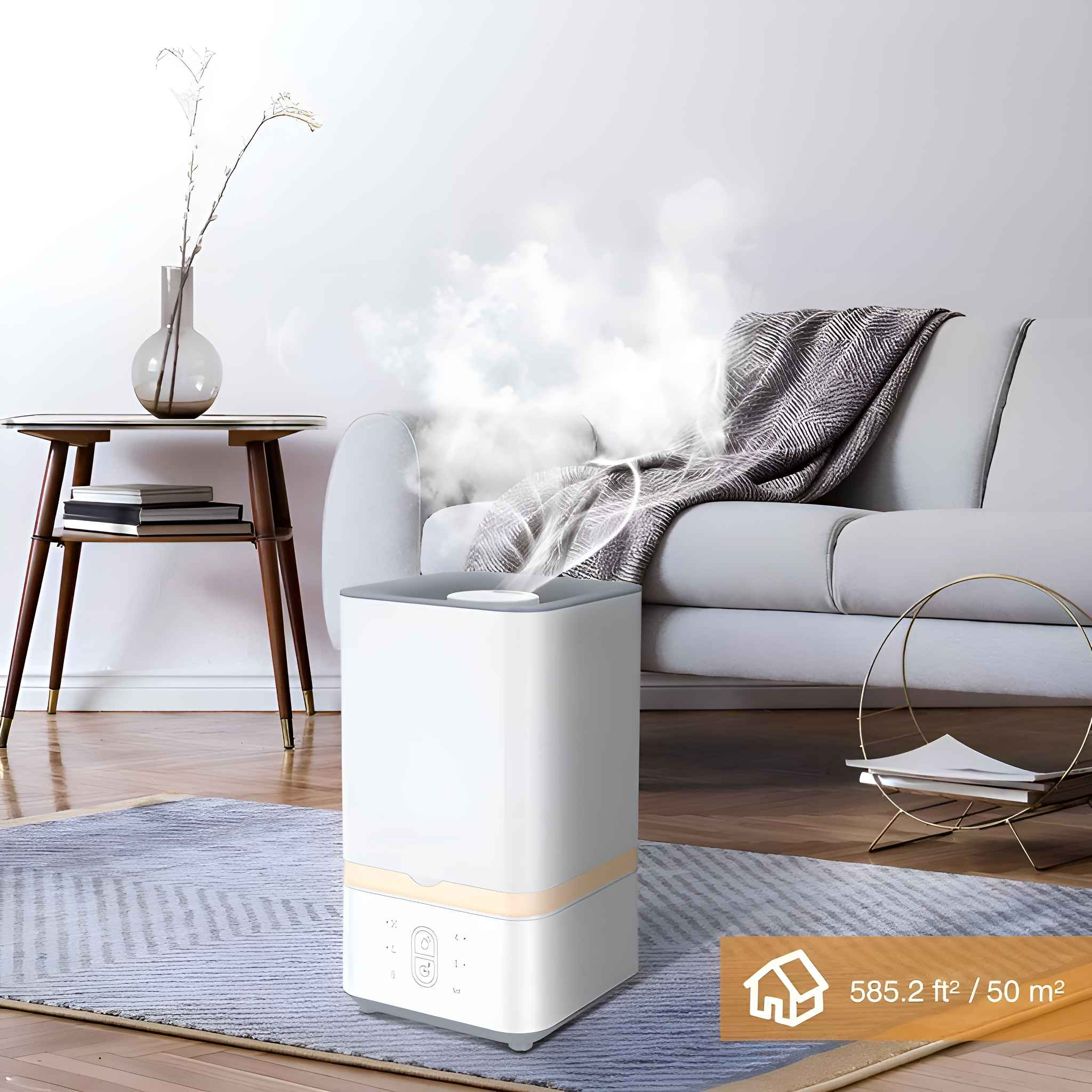 Ein weißer Luftbefeuchter gibt Nebel in einem Wohnzimmer ab. Ein Sofa, Tisch und Teppich sind ebenfalls sichtbar.