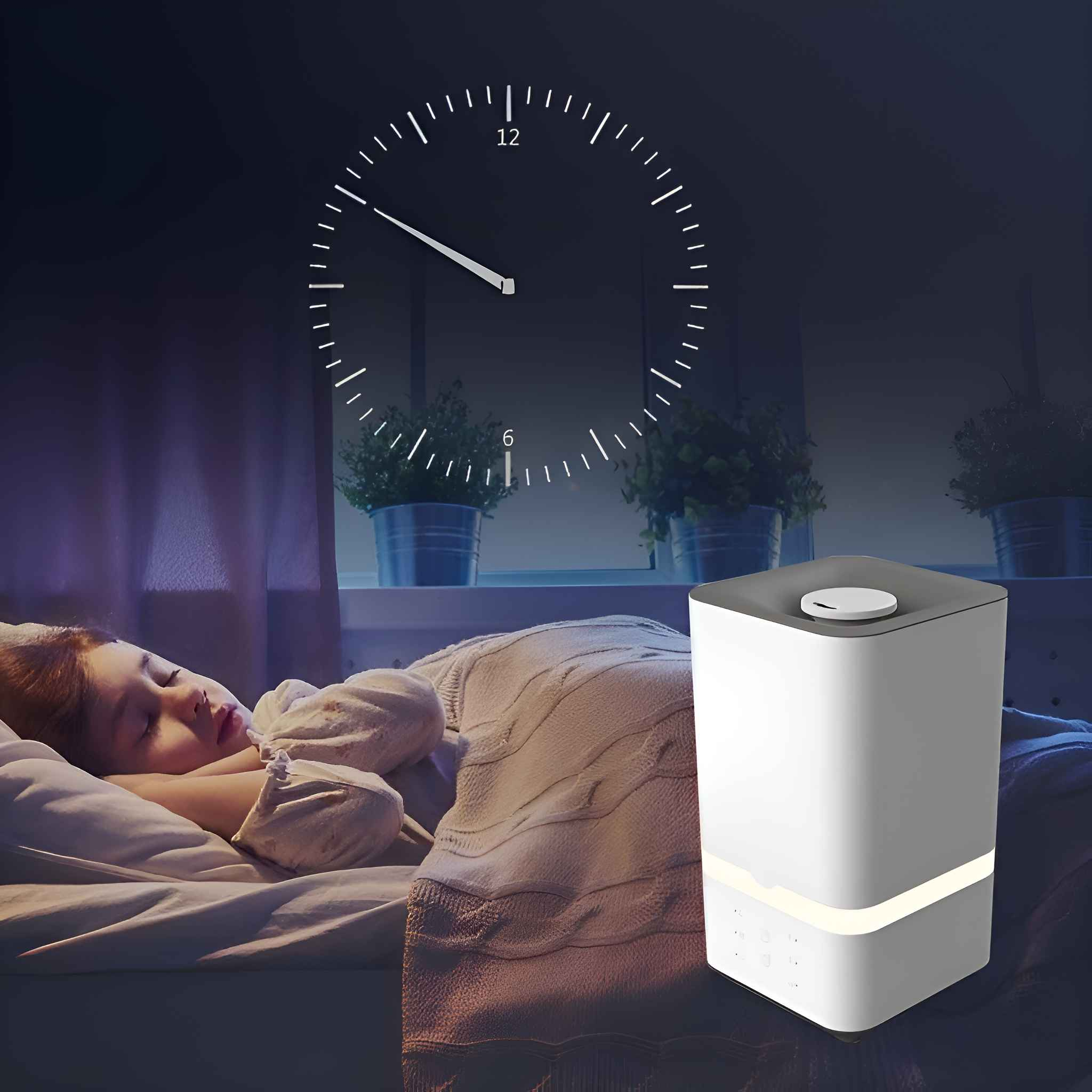 Ein Mädchen schläft in der Nähe eines Luftbefeuchters. Eine Uhr und Pflanzen sind im Hintergrund. Der Raum ist dunkel.