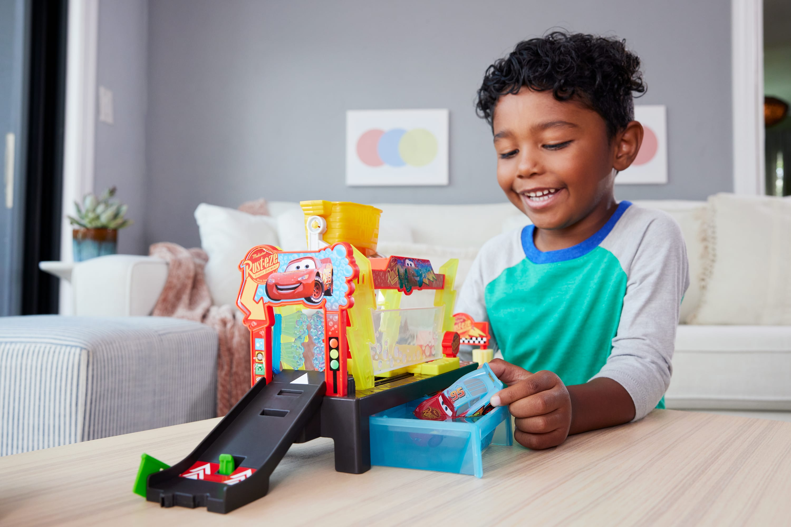 Mały chłopiec bawi się zestawem do myjni samochodowej.