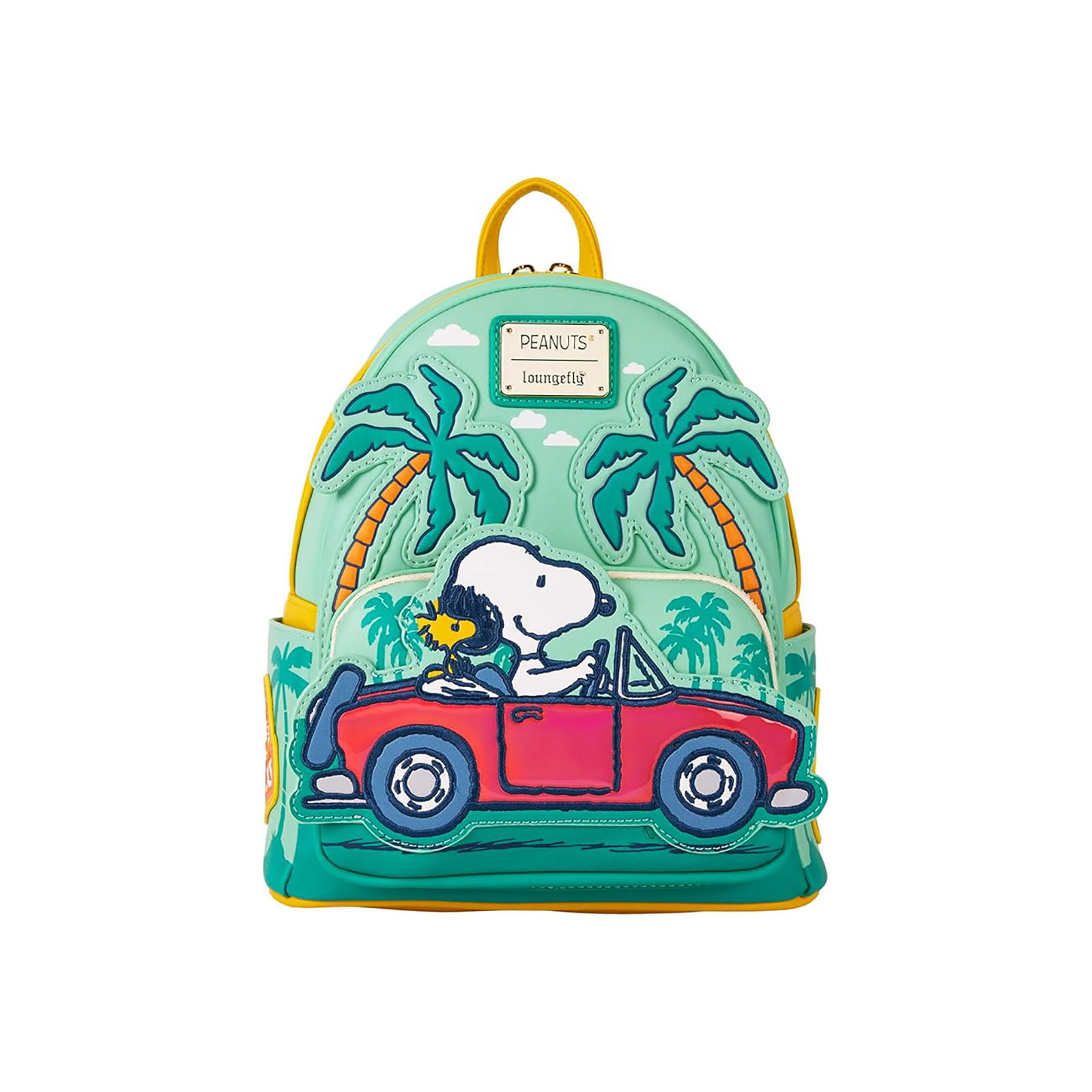 Ein Snoopy-Rucksack mit rotem Auto und Palmen. Snoopy fährt. Der Rucksack hat einen gelben Riemen.