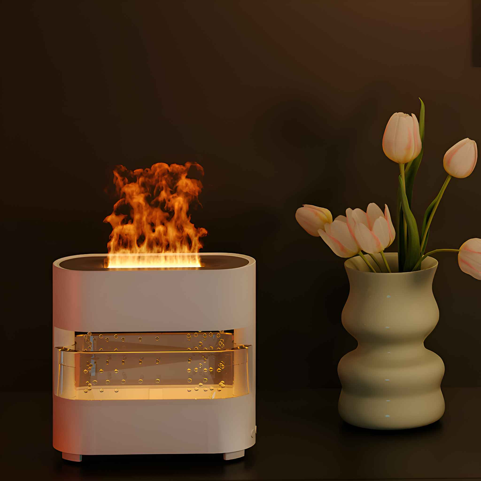 Weißer und silberner dekorativer Innenkamin mit Flammeneffekt, neben einer Blumenvase.