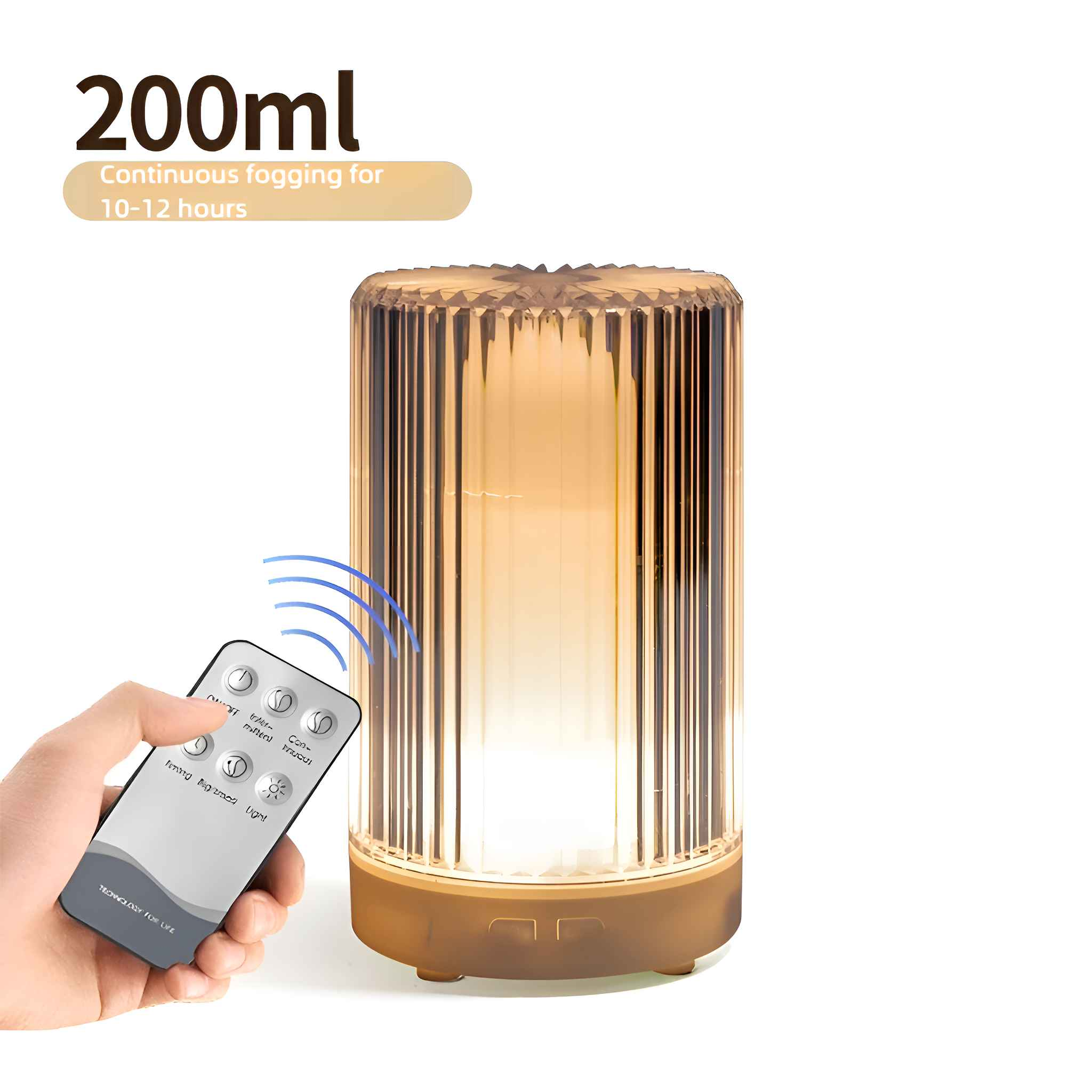 Eine Hand hält eine Fernbedienung, die auf eine zylindrische Lampe zeigt. Die Lampe ist bernsteinfarben.
