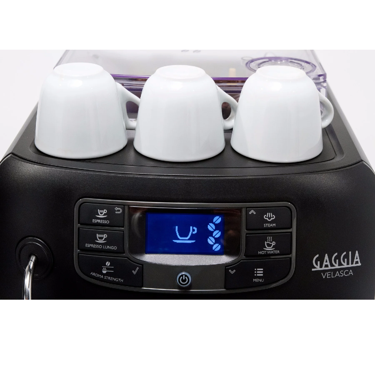 Een zwarte espressomachine met witte kopjes erop en een digitaal display met een koffie-icoon.