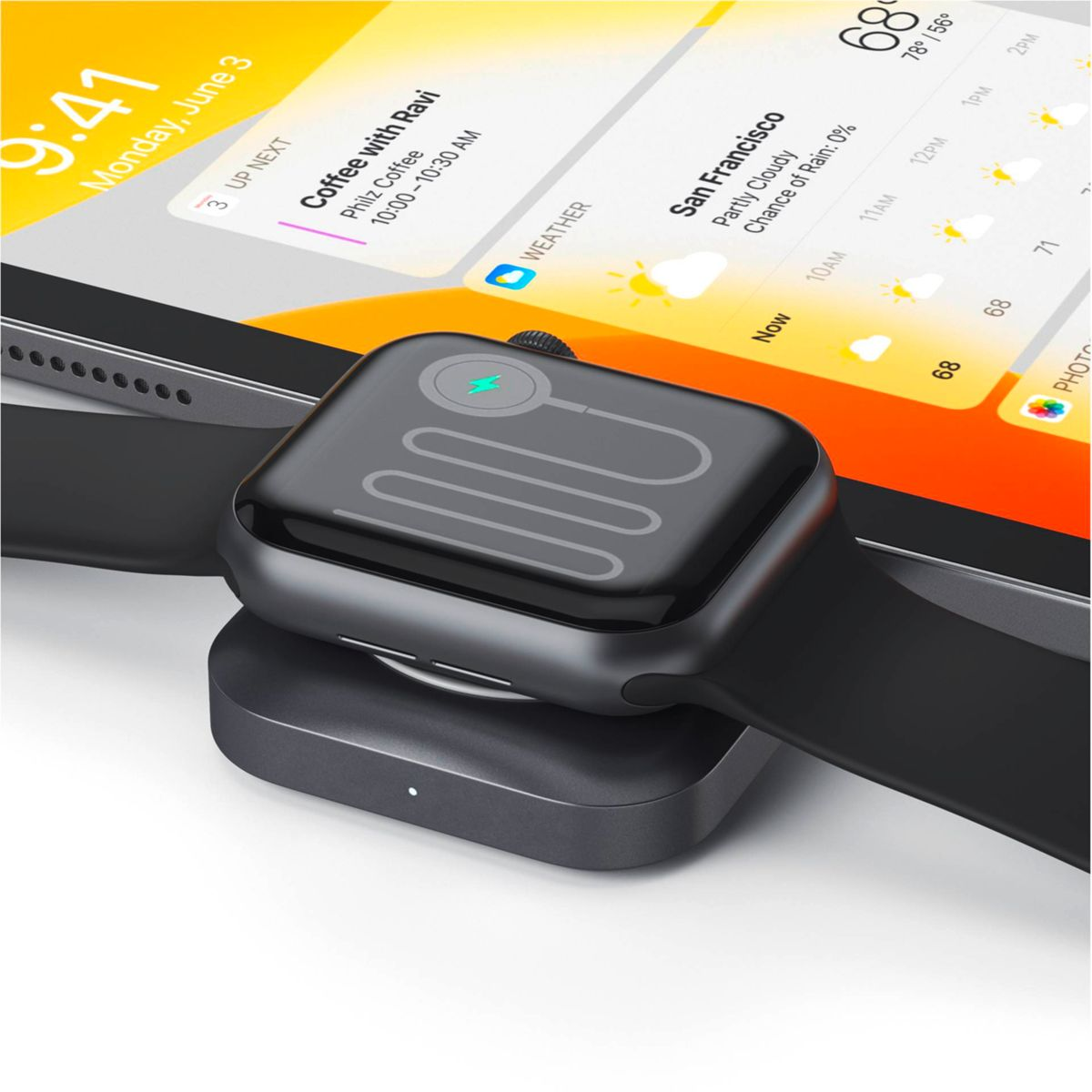 Apple Watch ładujący się na stacji dokującej obok iPada, oba pokazują godzinę i informacje z kalendarza.