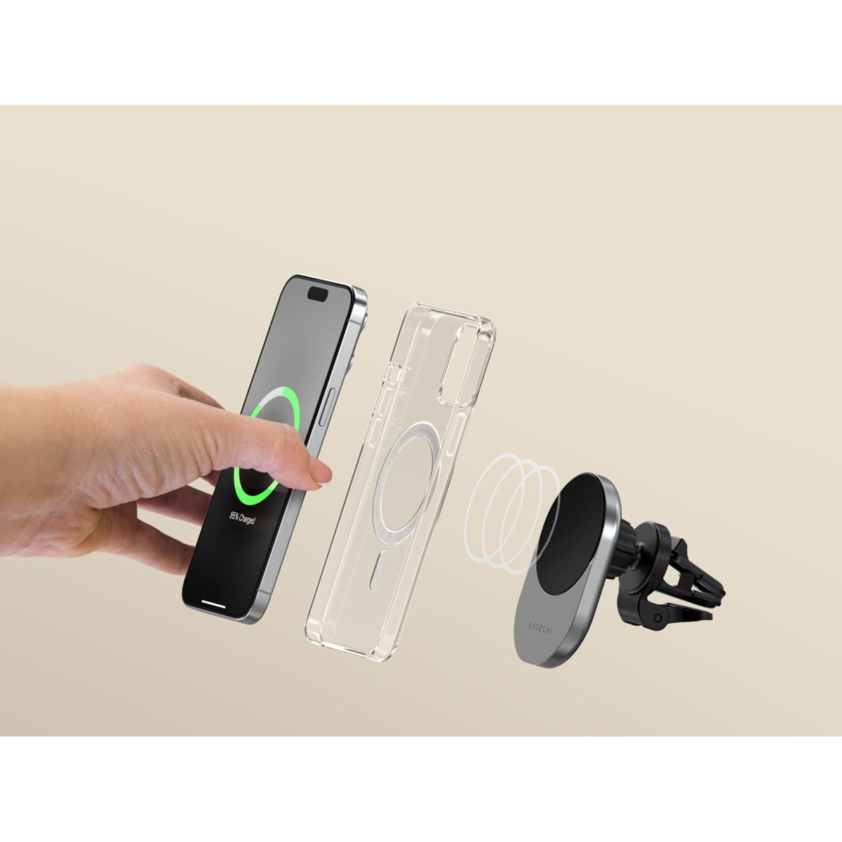 Una persona sostiene un teléfono y una funda transparente, junto a un soporte para coche. El teléfono muestra un icono de carga.