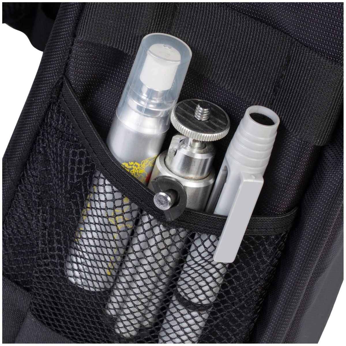 Eine schwarze Rucksacktasche mit einer Sprühflasche, einem Stativ und einem kleinen Werkzeug in einer Netztasche.
