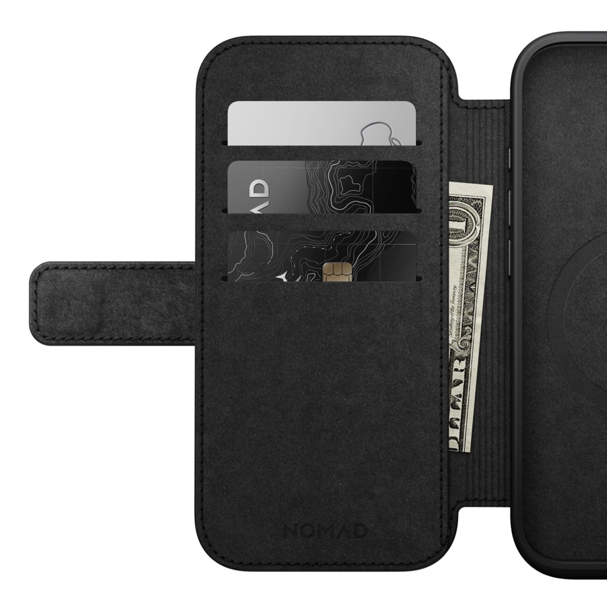 Custodia per telefono in pelle nera aperta. Mostra carte e una banconota da un dollaro. Il marchio 'NOMAD' è stampato in basso.