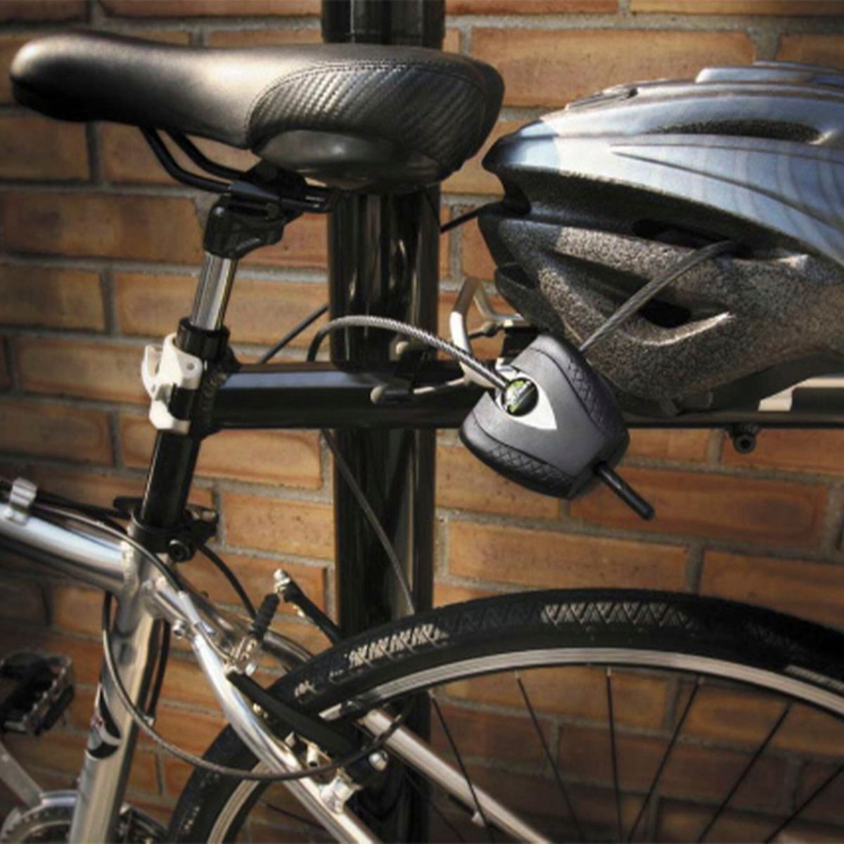 Ein Fahrrad mit einem Helm, der am Rahmen befestigt ist. Das Schloss ist schwarz und am Fahrrad und am Helm befestigt.