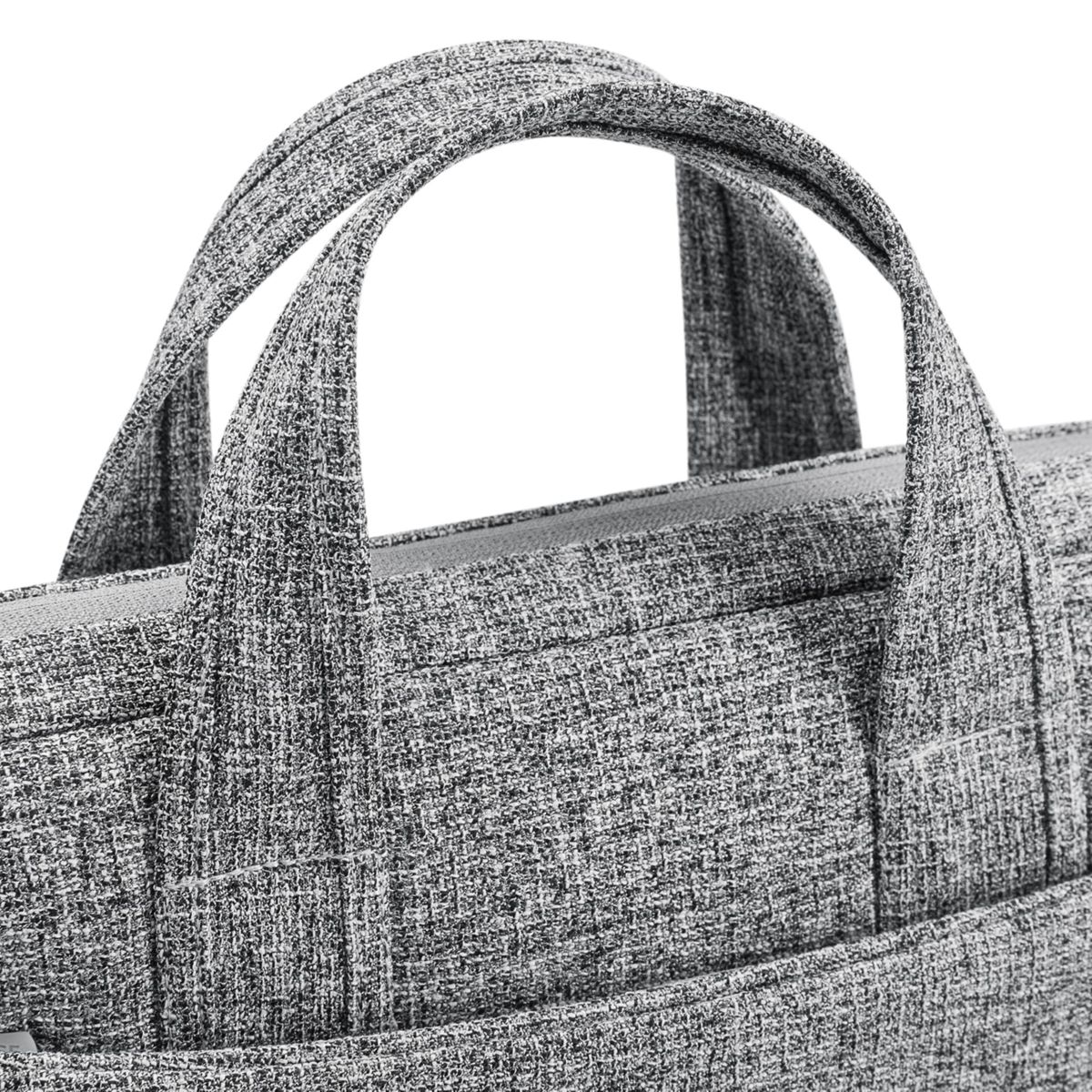 Nahaufnahme einer grauen Tasche mit Griffen, die den oberen Teil der Tasche zeigt.