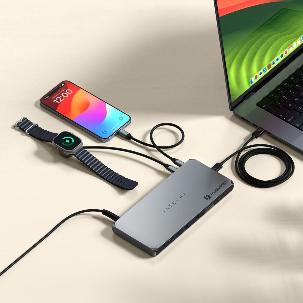 Geräte, die mit einem Satechi-Hub verbunden sind: Telefon, Uhr, Laptop und Kabel.